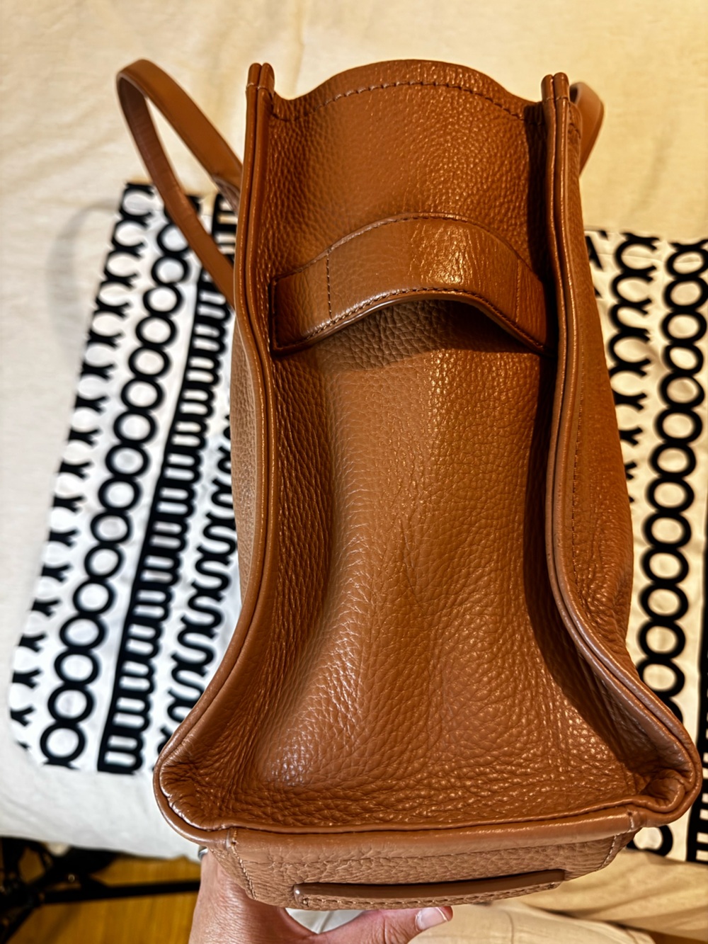 Marc Jacobs The Leather Large Tote Bag (Color: argan oil) - Picture 8 of 13